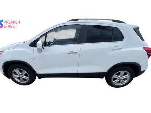 Used 2017 Chevrolet Trax LT w/ LT Convenience Package FWD image 2