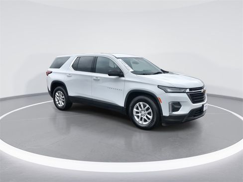Used 2022 Chevrolet Traverse LS image 2