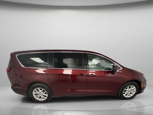 Used 2023 Chrysler Pacifica Touring-L FWD image 9