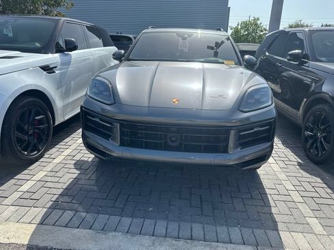 Used 2024 Porsche Cayenne AWD/4WD image 2