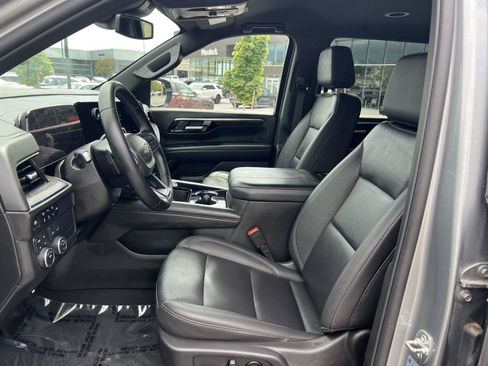 Used 2025 Chevrolet Suburban Z71 AWD/4WD image 28