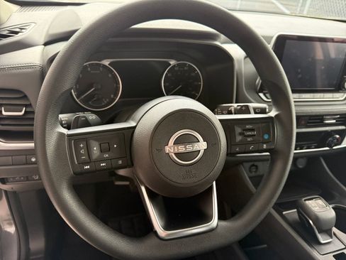 Used 2024 Nissan Rogue SV image 30