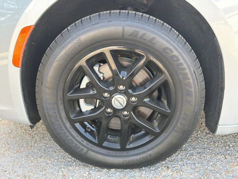 Used 2024 Chrysler Pacifica Touring-L FWD image 10