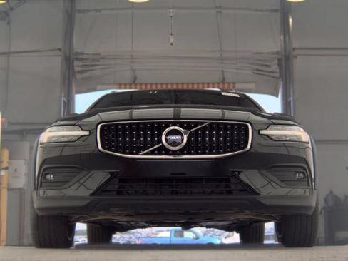 Used 2025 Volvo V60 B5 Cross Country Plus AWD/4WD image 3
