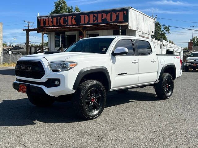 Used 2017 Toyota Tacoma TRD Sport AWD/4WD image 2