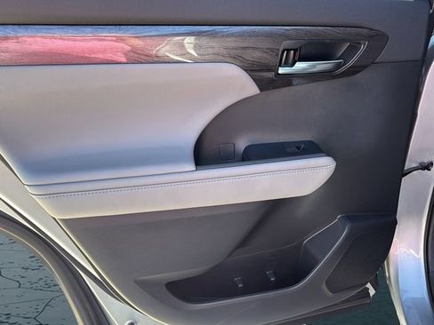 Used 2021 Toyota Highlander Platinum image 15