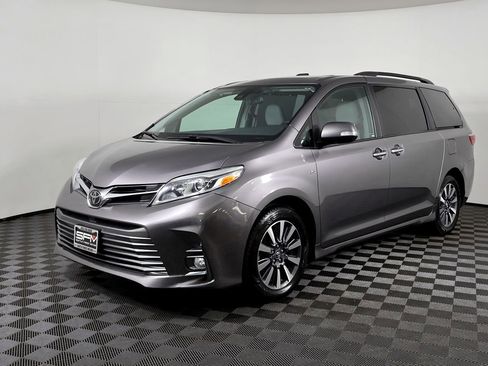 Used 2018 Toyota Sienna Limited image 2