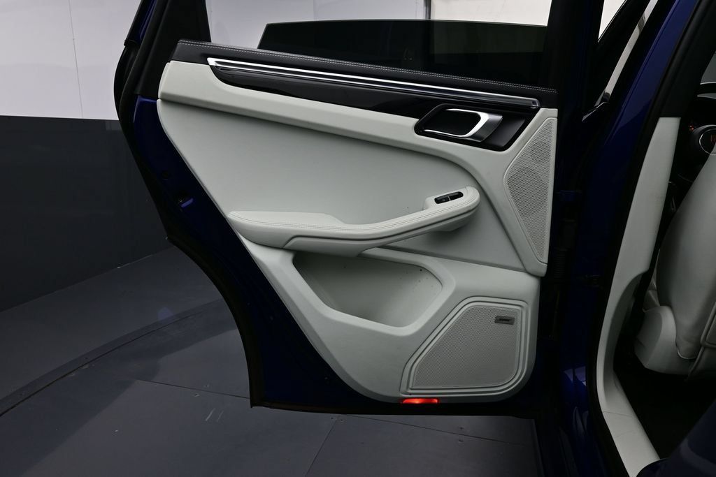 Certified 2023 Porsche Macan S AWD/4WD image 13