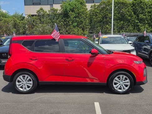 Used 2022 Kia Soul LX FWD image 3