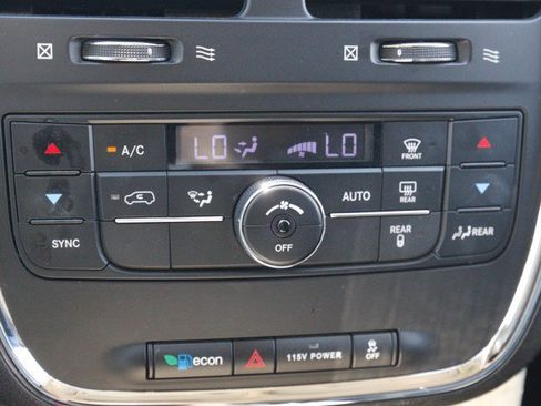 Used 2013 Chrysler Town & Country Touring FWD image 22