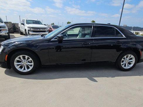 Used 2015 Chrysler 300 Limited RWD image 5
