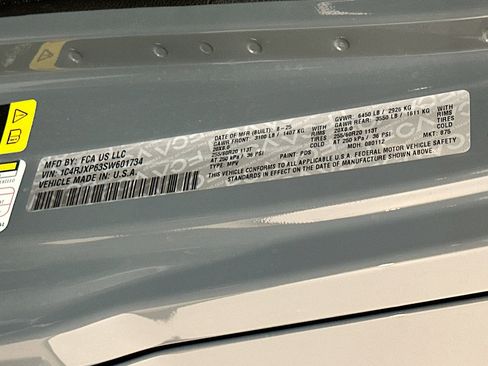 Used 2025 Jeep Wrangler Sahara image 12