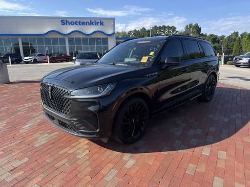 Used 2025 Lincoln Aviator Reserve w/ Luxury Package RWD image 4
