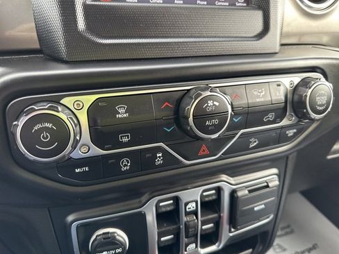 Used 2020 Jeep Wrangler Unlimited Sahara image 23