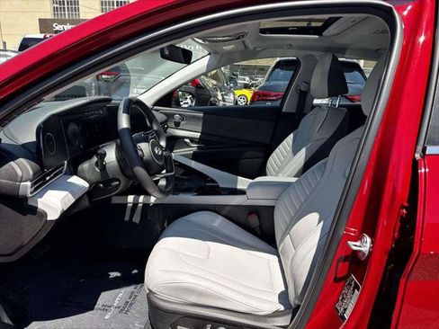Certified 2025 Hyundai Elantra Limited FWD image 17