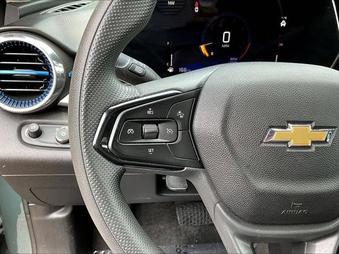 Used 2025 Chevrolet Trax LT FWD image 13