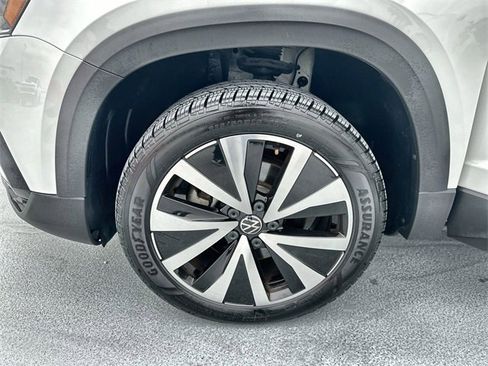 Used 2024 Volkswagen Taos SE image 19