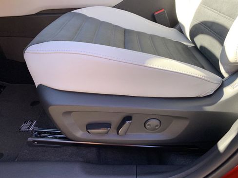 New 2025 Mitsubishi Outlander SE image 11