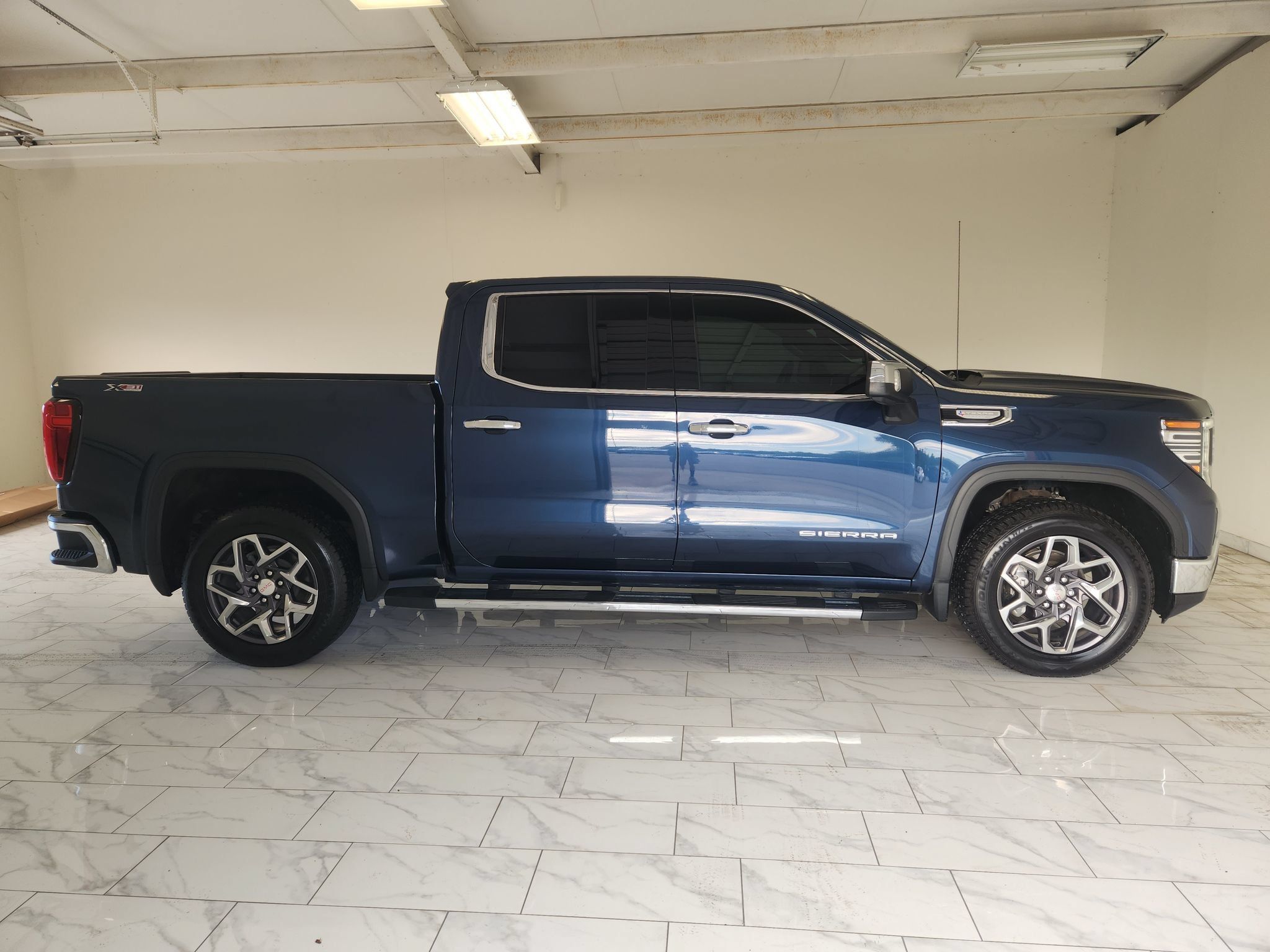 Used 2023 GMC Sierra 1500 SLT AWD/4WD image 4
