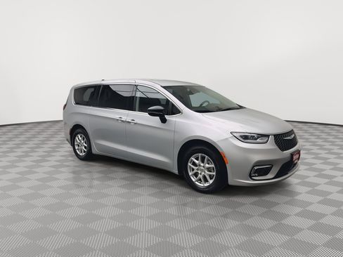 Used 2024 Chrysler Pacifica Touring-L image 33