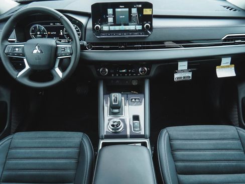 New 2025 Mitsubishi Outlander SE image 34