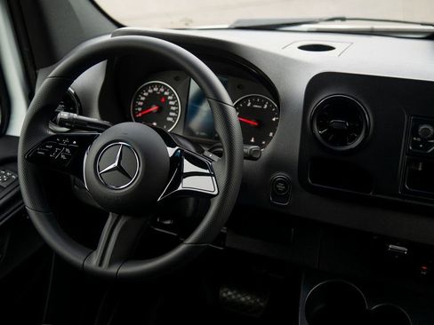 Used 2025 Mercedes-Benz Sprinter 2500 image 39