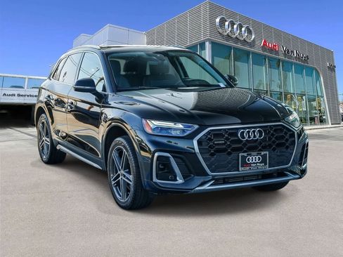 Used 2023 Audi Q5 e Premium w/ Convenience Package image 3