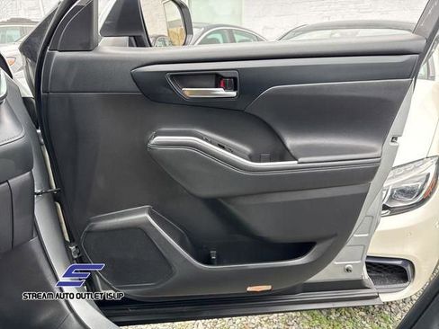 Used 2022 Toyota Highlander XLE image 13