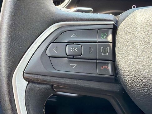 Used 2023 Jeep Grand Cherokee Laredo AWD/4WD image 36