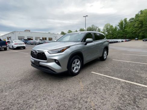 Used 2023 Toyota Highlander LE AWD/4WD image 4