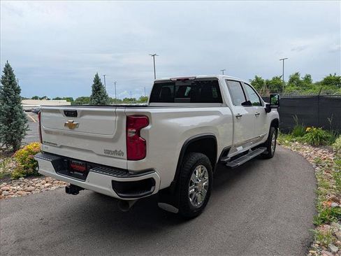 Used 2024 Chevrolet Silverado 2500 High Country w/ High Country Premium Package AWD/4WD image 5
