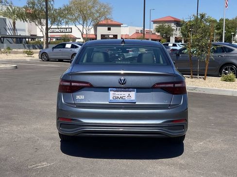 Used 2024 Volkswagen Jetta SE FWD image 5