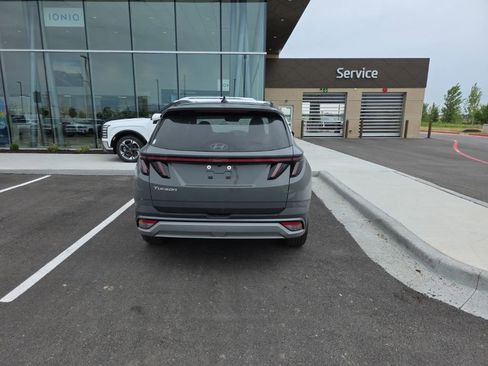 Used 2025 Hyundai Tucson Limited FWD image 6