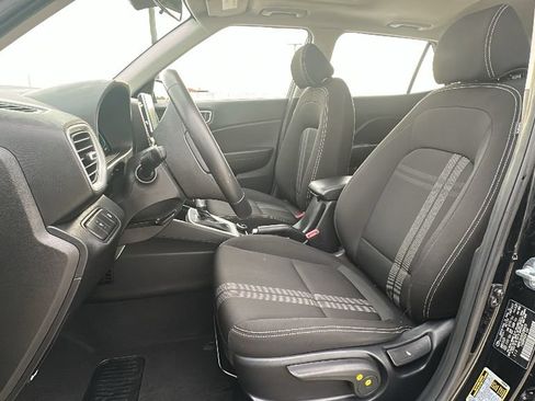 Used 2025 Hyundai Venue SEL FWD image 4