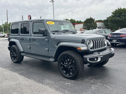 Used 2025 Jeep Wrangler Unlimited Sahara AWD/4WD image 2