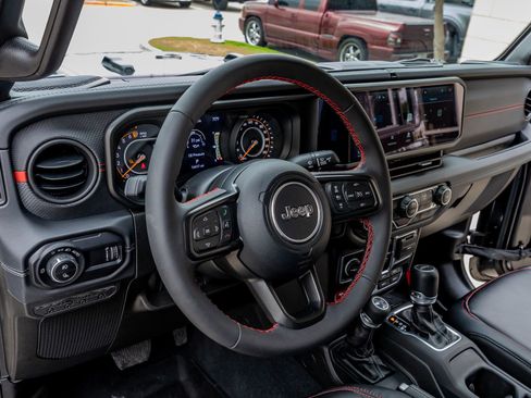 Used 2024 Jeep Gladiator Rubicon AWD/4WD image 16