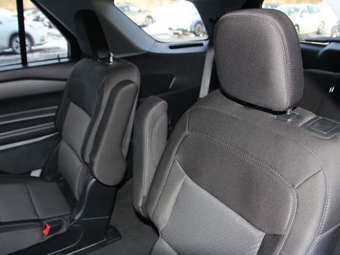 Used 2022 Ford Explorer XLT image 31
