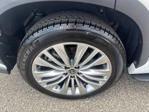 Used 2023 Toyota Highlander Platinum FWD image 14