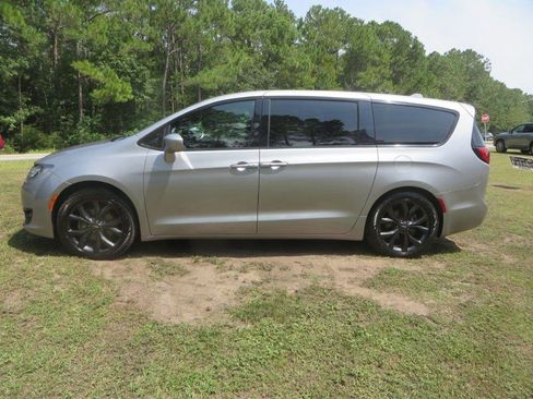 Used 2018 Chrysler Pacifica Touring Plus w/ S Appearance Package FWD image 1