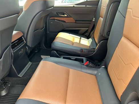Used 2025 Lexus GX 550 w/ Accessory Package (2T) AWD/4WD image 19