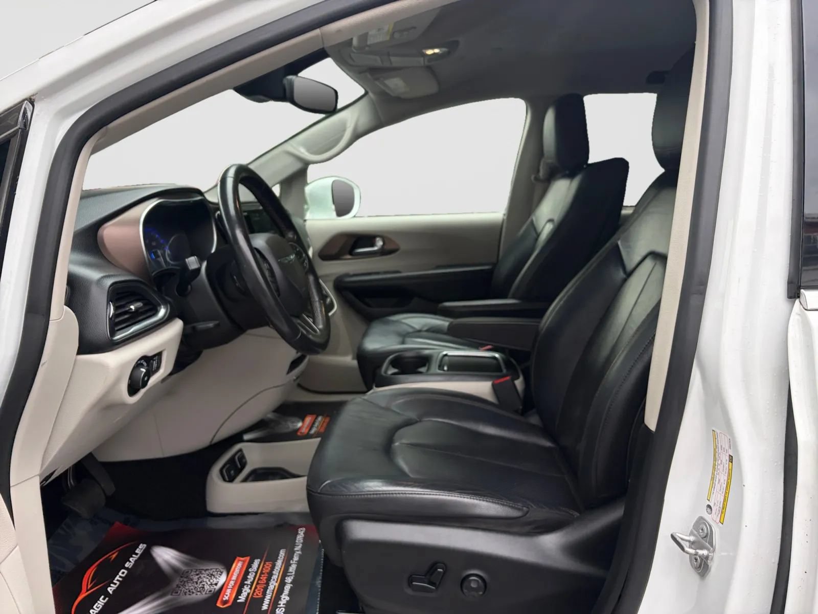 Used 2019 Chrysler Pacifica Touring-L Plus w/ Advanced Safetytec Group FWD image 12