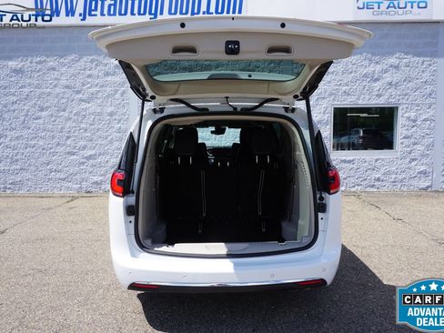 Used 2023 Chrysler Pacifica Touring-L FWD image 16