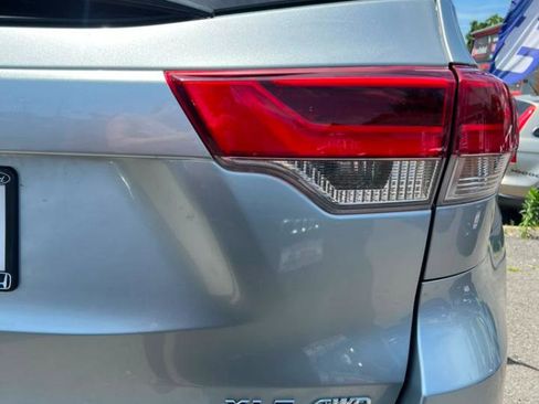 Used 2019 Toyota Highlander XLE AWD/4WD image 10
