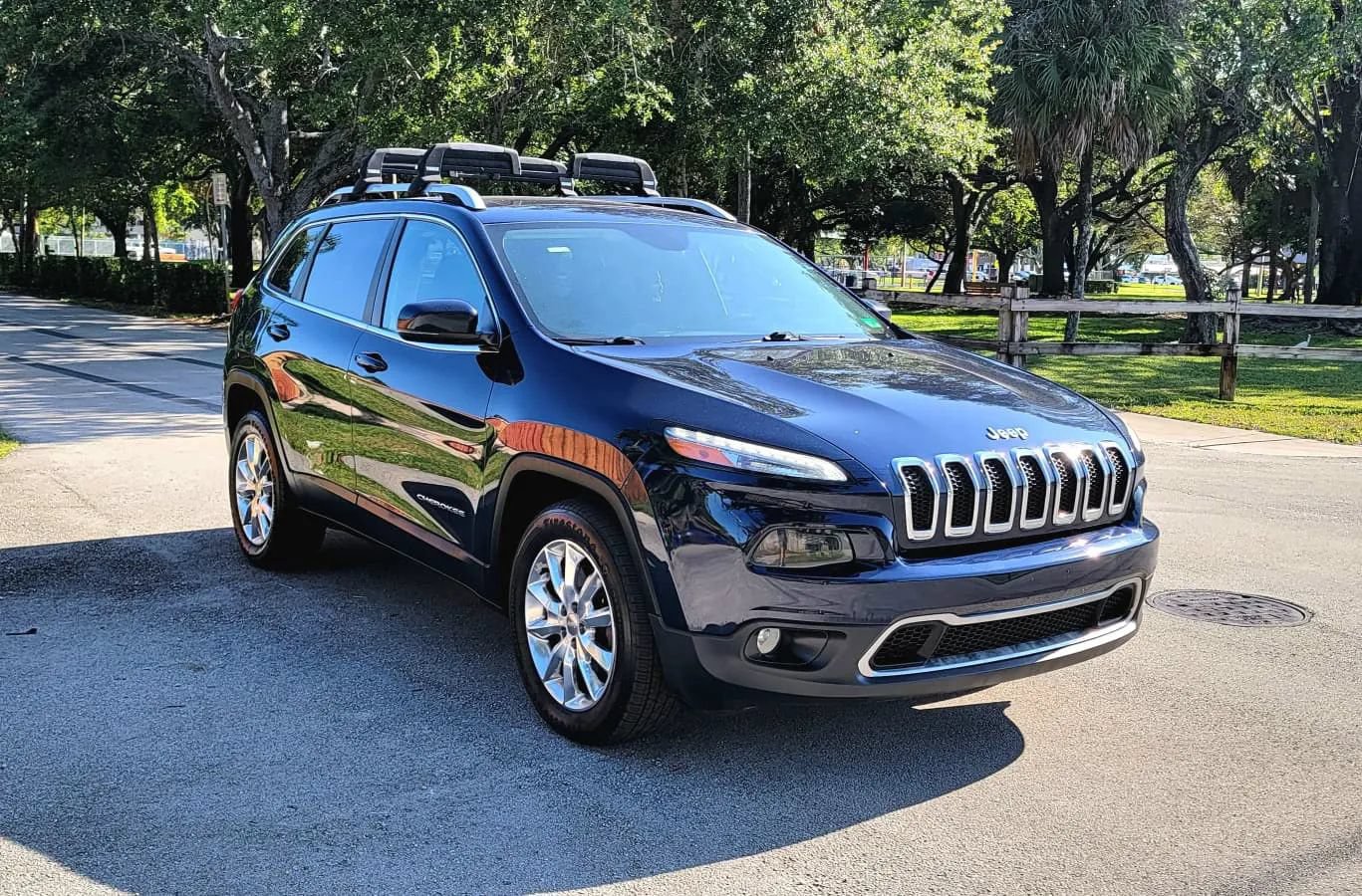 Used 2014 Jeep Cherokee Limited w/ Luxury Group AWD/4WD image 3