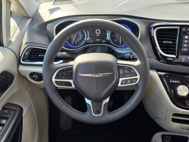 Used 2024 Chrysler Pacifica Touring-L FWD image 18