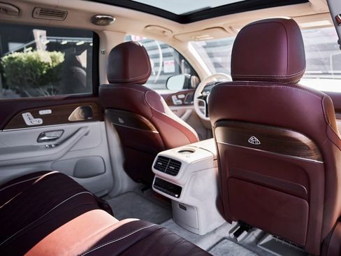Used 2024 Mercedes-Benz Maybach GLS 600 4MATIC image 38