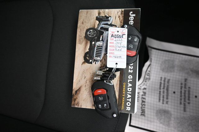 Used 2022 Jeep Gladiator Sport AWD/4WD image 9