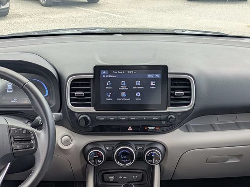 Used 2025 Hyundai Venue SEL FWD image 18