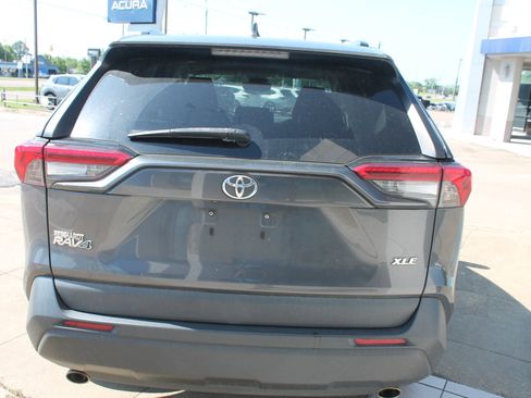Used 2019 Toyota RAV4 XLE FWD image 5