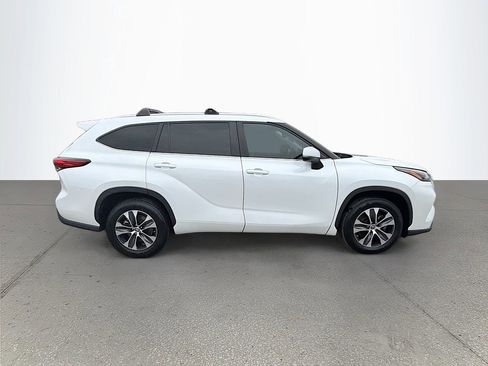 Used 2023 Toyota Highlander XLE image 2